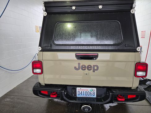 Used 2022 Jeep Gladiator Rubicon w/ Cold Weather Group image 10