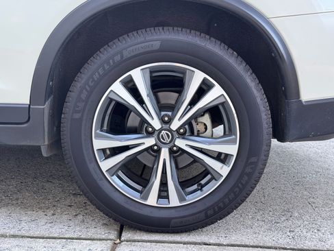 Used 2019 Nissan Rogue SV w/ Premium Package FWD image 19