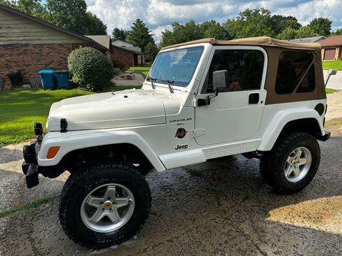 Used 2001 Jeep Wrangler Sahara AWD/4WD image 2