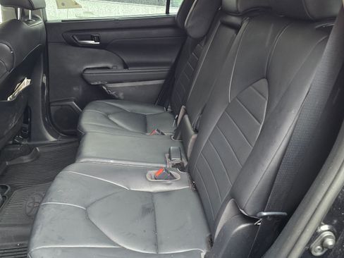 Used 2020 Toyota Highlander XLE image 13