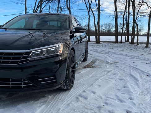 Used 2017 Volkswagen Passat 1.8T R-Line w/ R-Line Lighting Package image 13