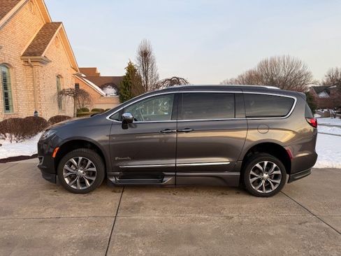 Used 2018 Chrysler Pacifica Limited w/ Tire & Wheel Group image 1