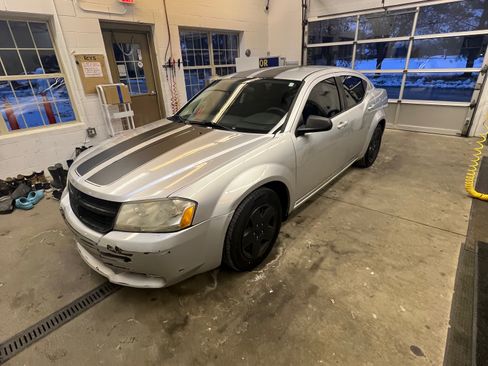Used 2010 Dodge Avenger SXT image 2