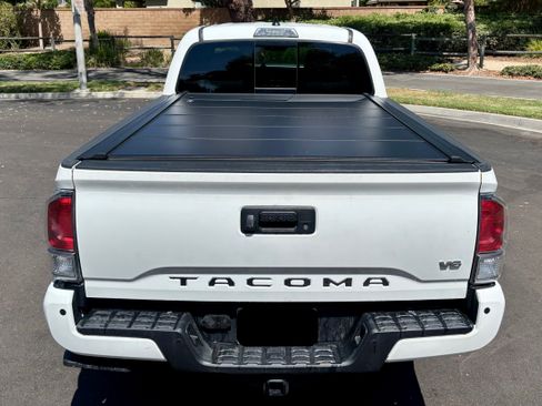 Used 2022 Toyota Tacoma TRD Sport w/ Technology Package RWD image 5