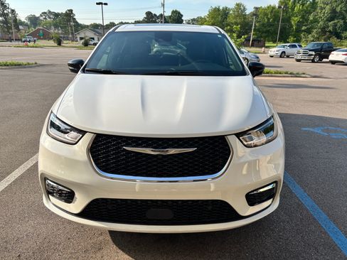 Used 2025 Chrysler Pacifica Select FWD image 1