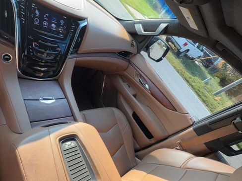Used 2017 Cadillac Escalade ESV Platinum AWD/4WD image 14