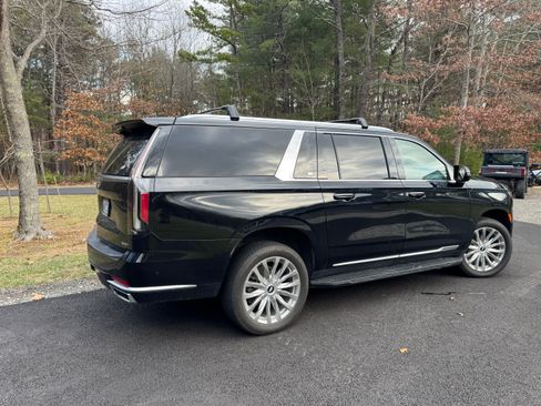 Used 2023 Cadillac Escalade ESV Premium Luxury image 2