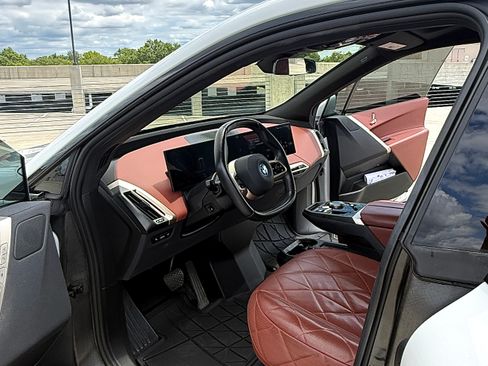 Used 2023 BMW iX xDrive50 w/ Sport Package AWD/4WD image 14
