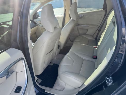 Used 2015 Volvo XC60 T5 Premier w/ Proximity Package image 12