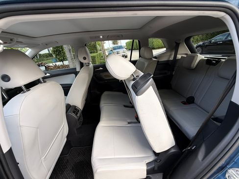 Used 2018 Volkswagen Tiguan SE w/ Panoramic Sunroof Package image 10