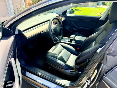 Used 2019 Tesla Model 3 Standard Range Plus image 4