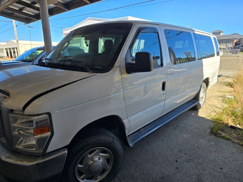 Used 2013 Ford E-350 and Econoline 350 XLT image 1