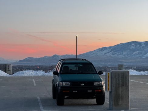 Used 1996 Nissan Pathfinder SE image 2