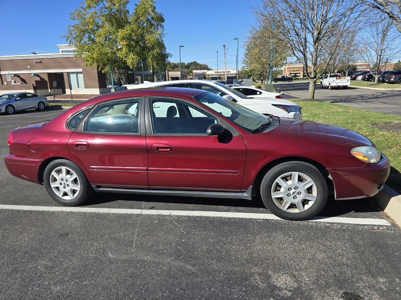 Used 2004 Ford Taurus SE FWD image 1