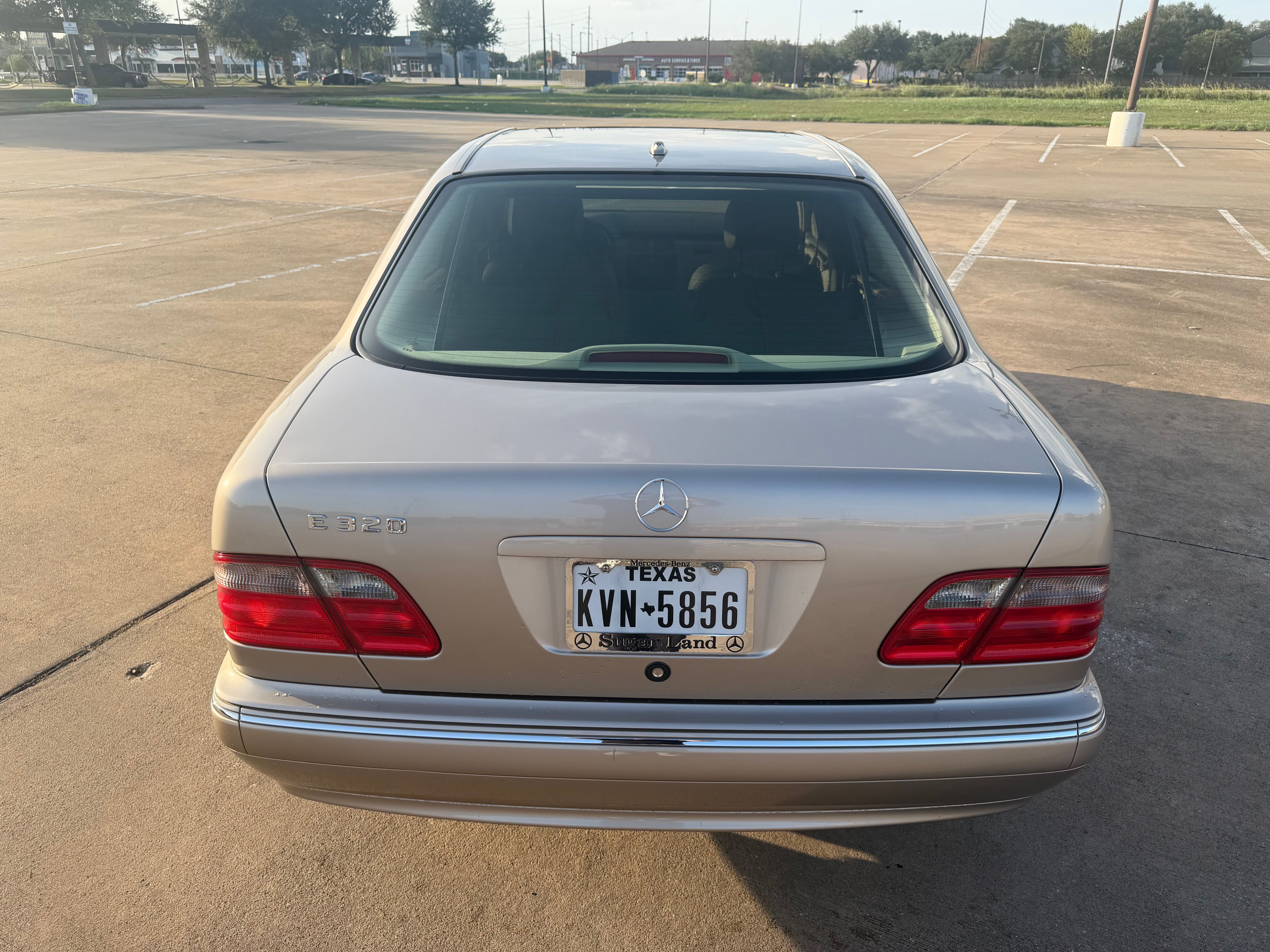 Used 2000 Mercedes-Benz E 320 Sedan image 6