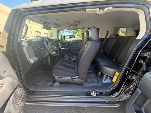 Used 2010 Toyota FJ Cruiser 4WD image 11