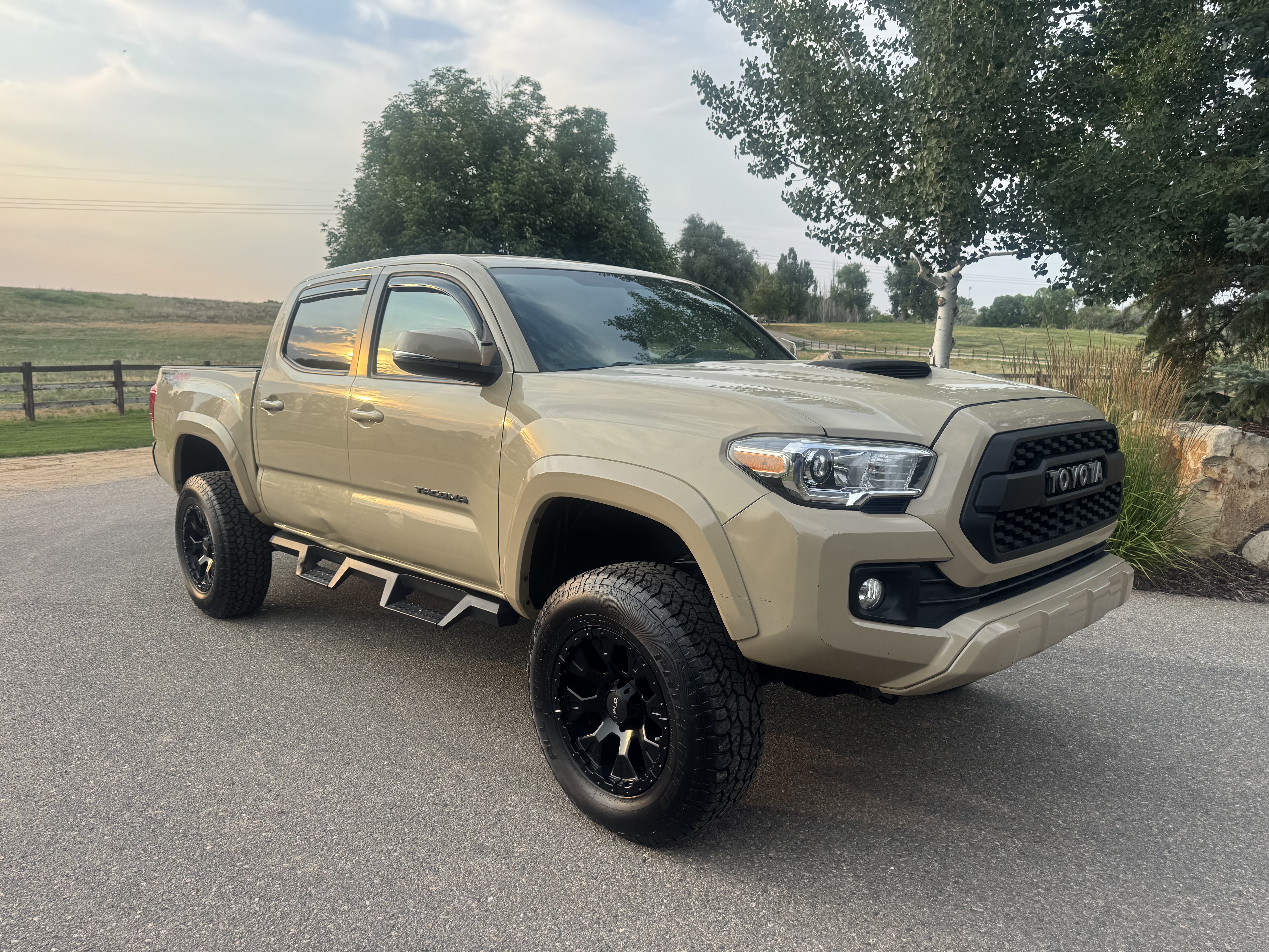 Used 2017 Toyota Tacoma TRD Sport w/ Tow Package (A/T) AWD/4WD image 2