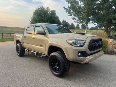 Used 2017 Toyota Tacoma TRD Sport w/ Tow Package (A/T) AWD/4WD image 8