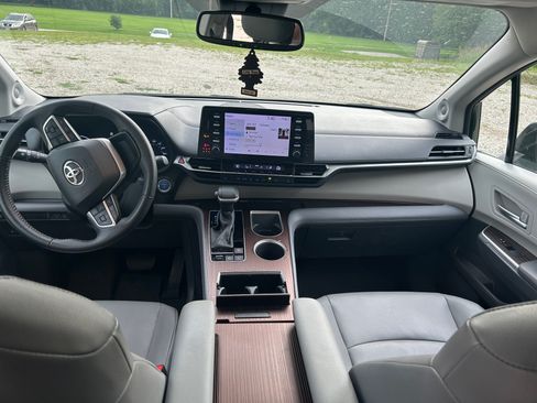 Used 2022 Toyota Sienna XLE w/ XLE Plus Package FWD image 10