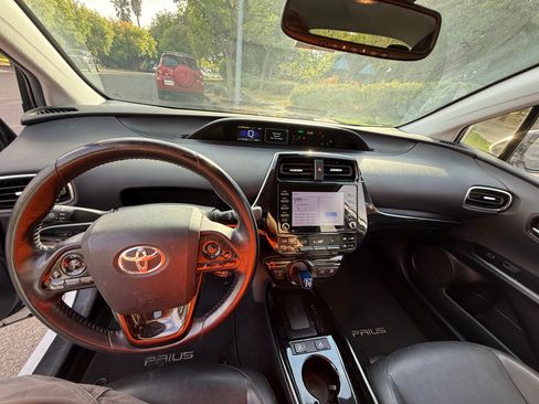 Used 2021 Toyota Prius XLE image 10