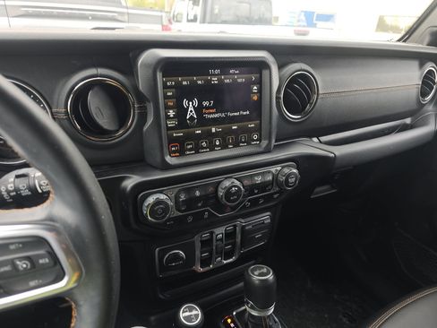 Used 2021 Jeep Wrangler Unlimited Sahara AWD/4WD image 9