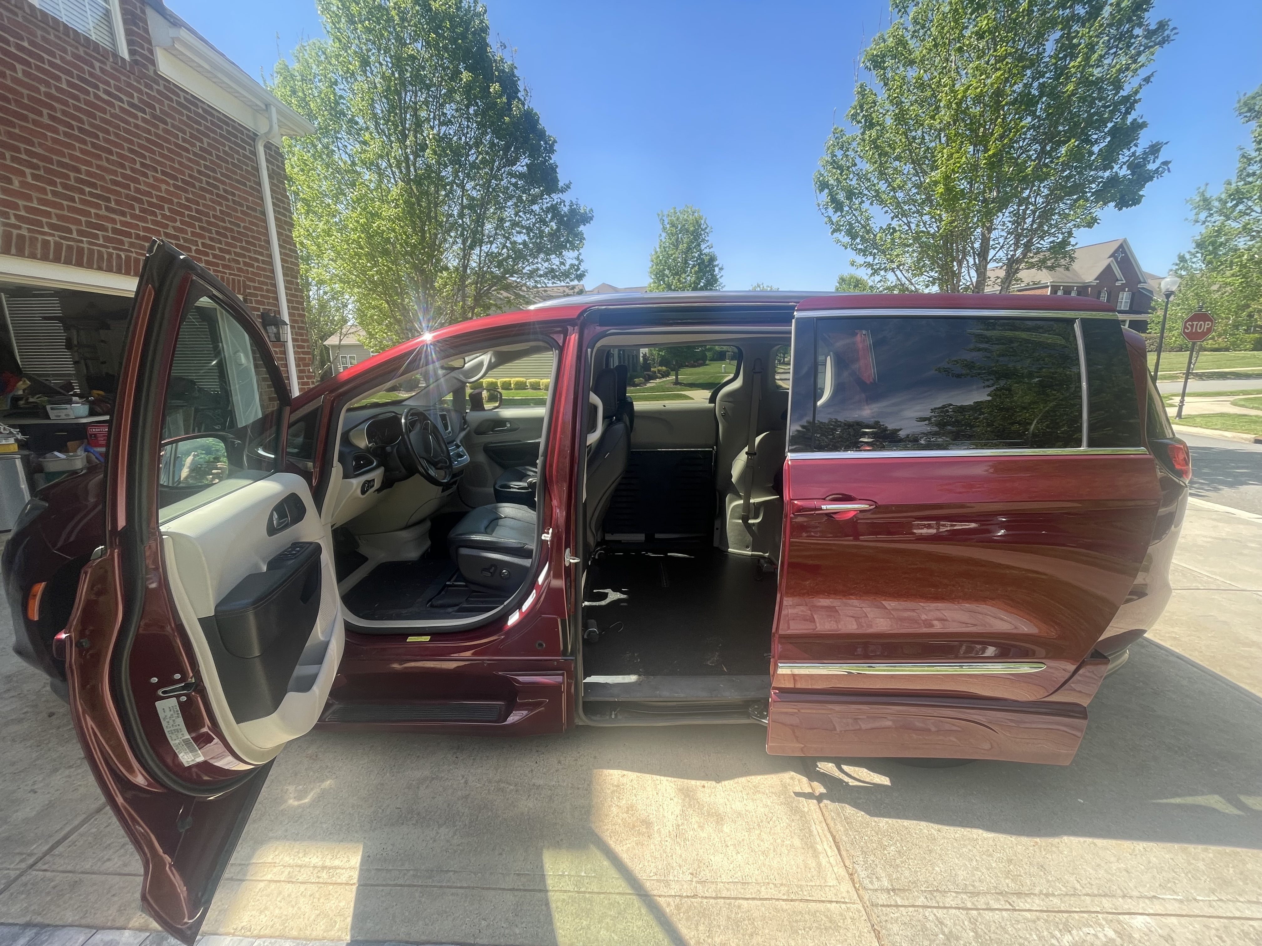 Used 2020 Chrysler Pacifica Touring-L FWD image 9