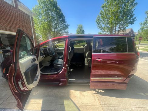 Used 2020 Chrysler Pacifica Touring-L image 9