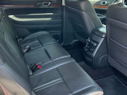 Used 2019 Lincoln MKT AWD image 4