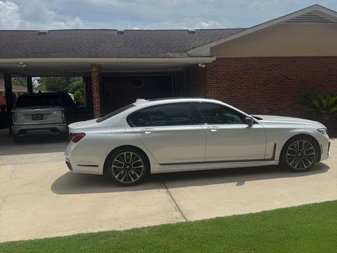 Used 2022 BMW 740i w/ M Sport Package RWD image 6