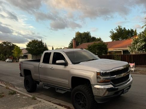 Used 2018 Chevrolet Silverado 1500 LT AWD/4WD image 1
