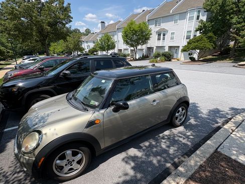 Used 2010 MINI Cooper Hardtop FWD image 2