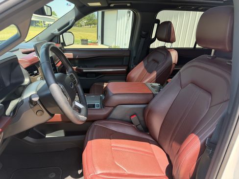 Used 2024 Ford Expedition Limited RWD image 11