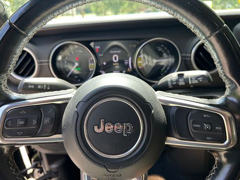 Used 2022 Jeep Wrangler Unlimited Sahara AWD/4WD image 9