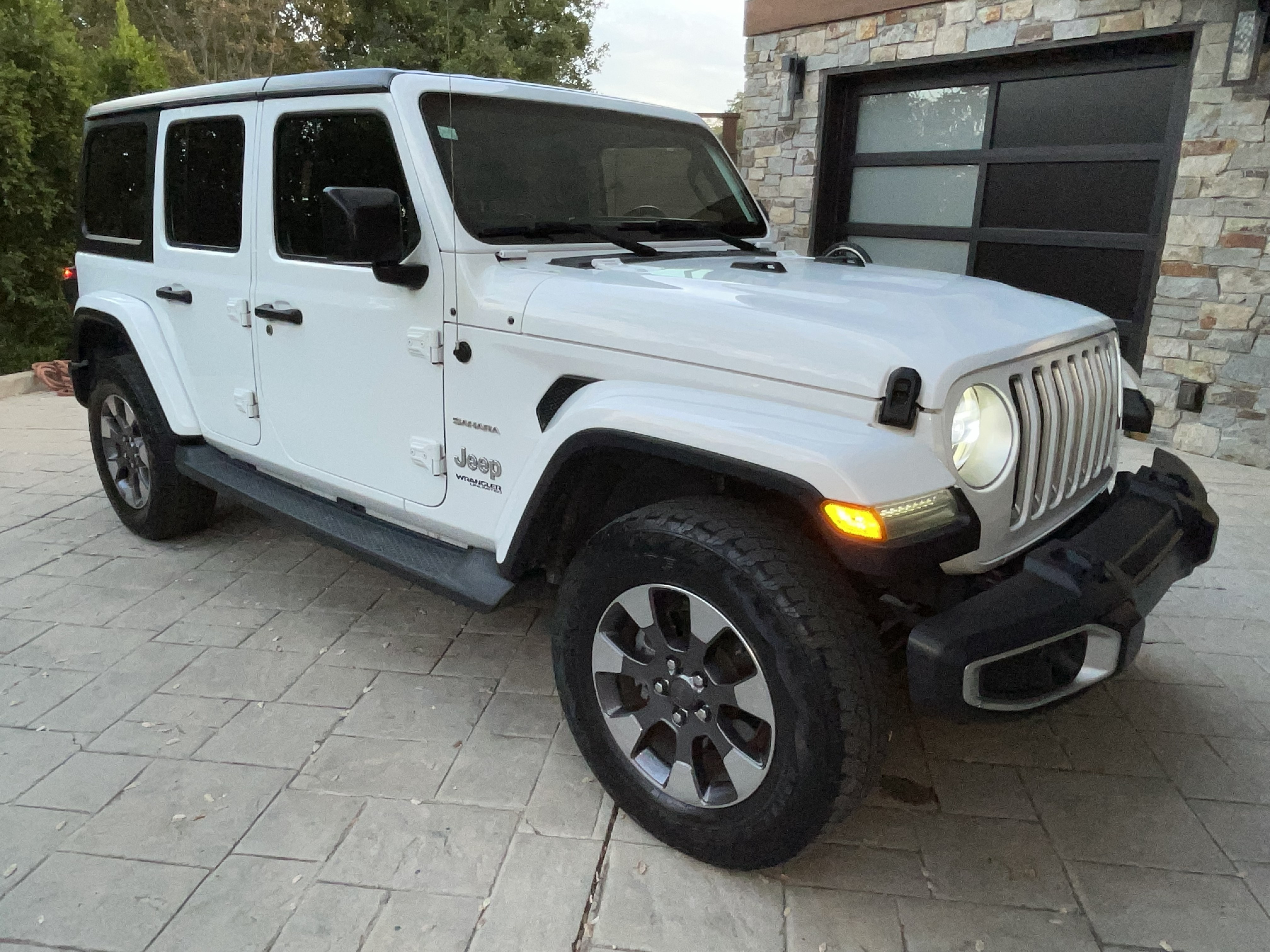 Used 2018 Jeep Wrangler Unlimited Sahara AWD/4WD image 15