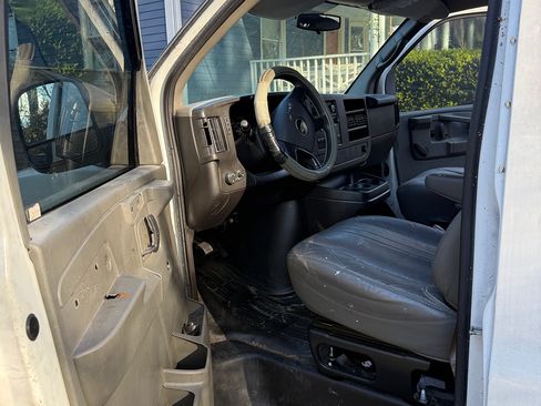 Used 2011 Chevrolet Express 1500 Van 3D image 11