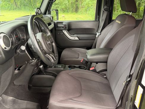 Used 2013 Jeep Wrangler Unlimited Sahara AWD/4WD image 8