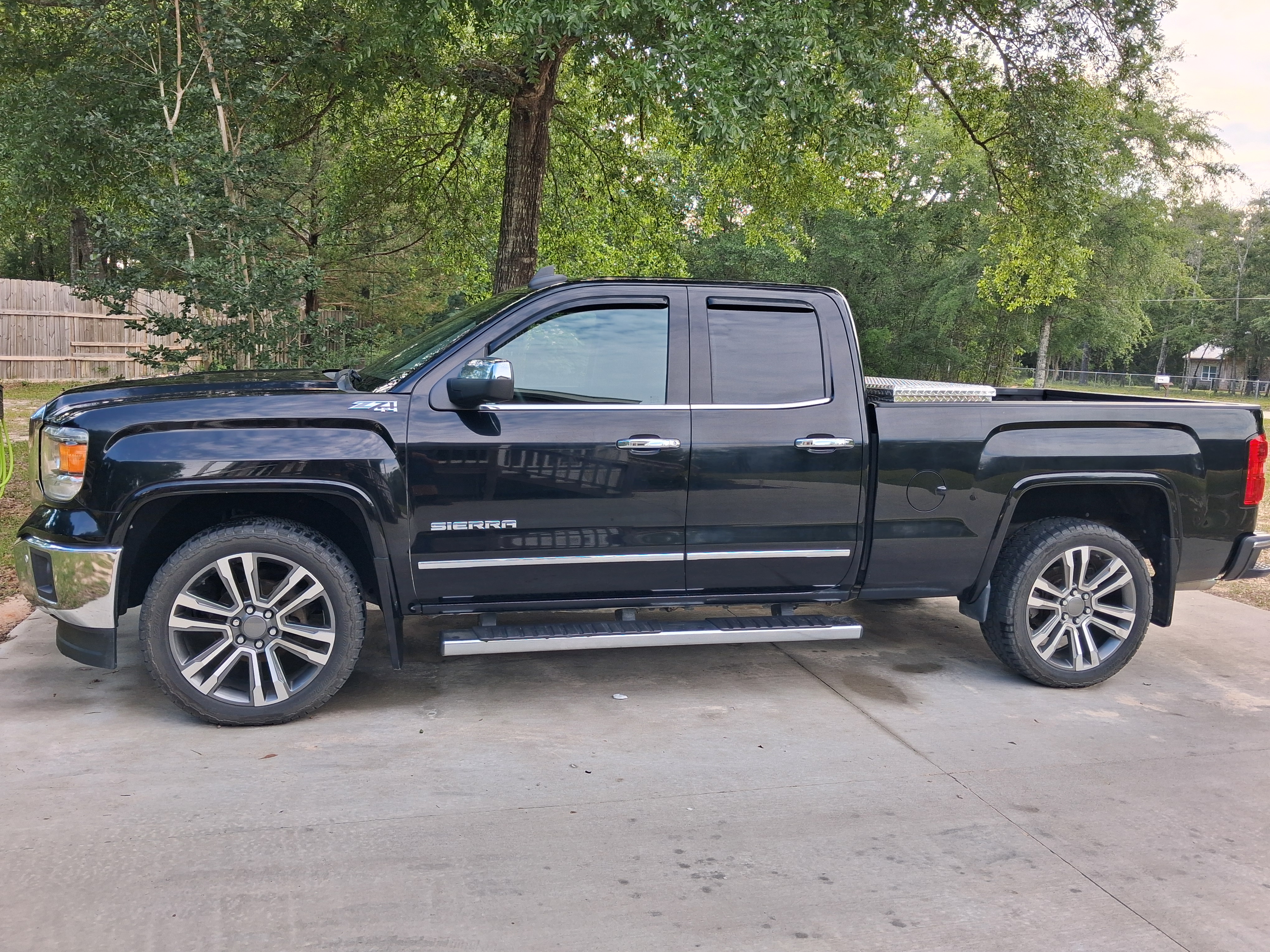 Used 2015 GMC Sierra 1500 SLT w/ SLT Preferred Package AWD/4WD image 23