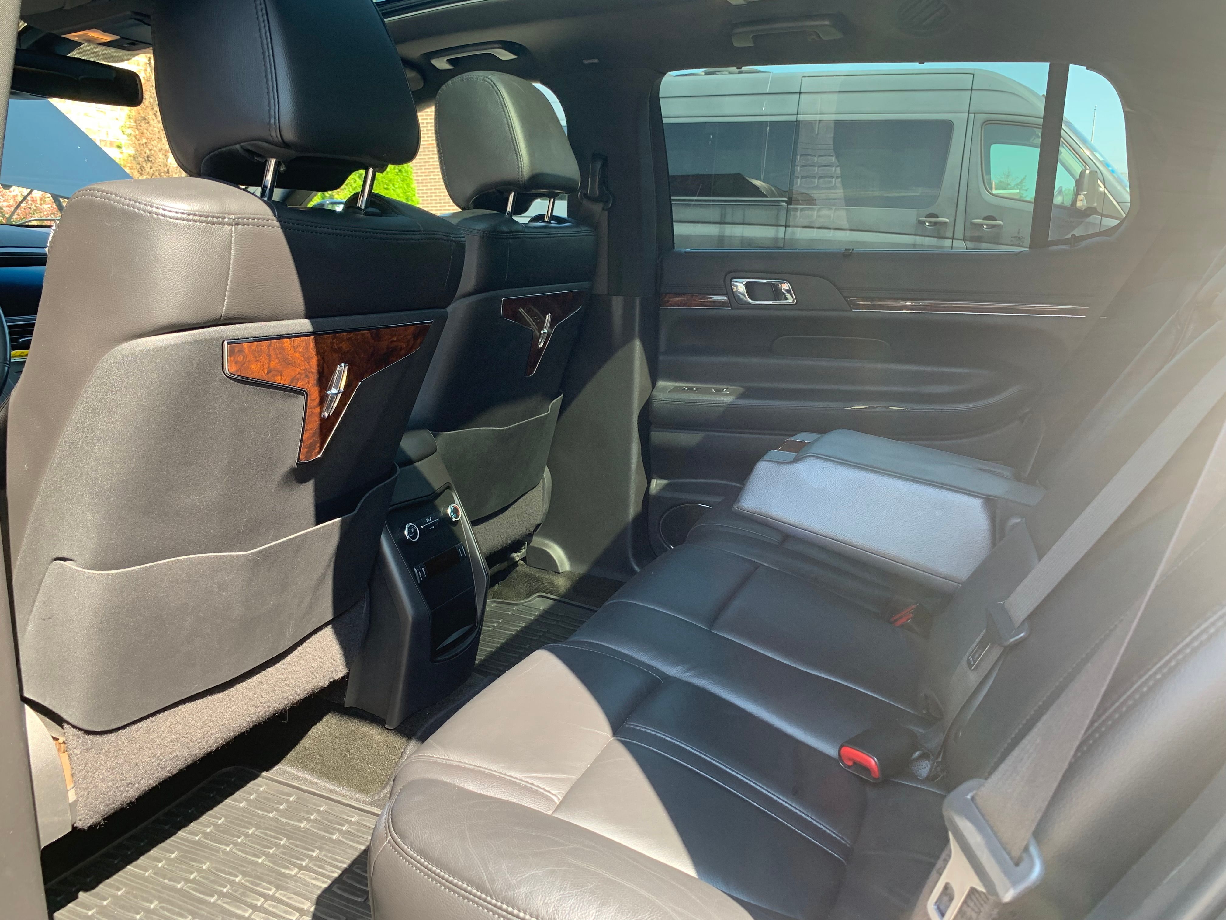 Used 2018 Lincoln MKT AWD image 8