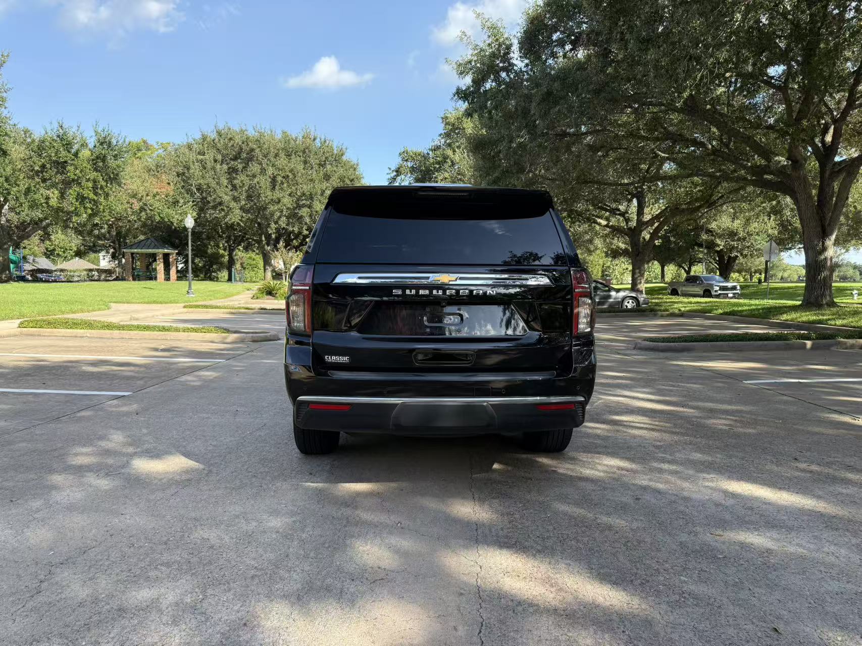 Used 2022 Chevrolet Suburban LS RWD image 2