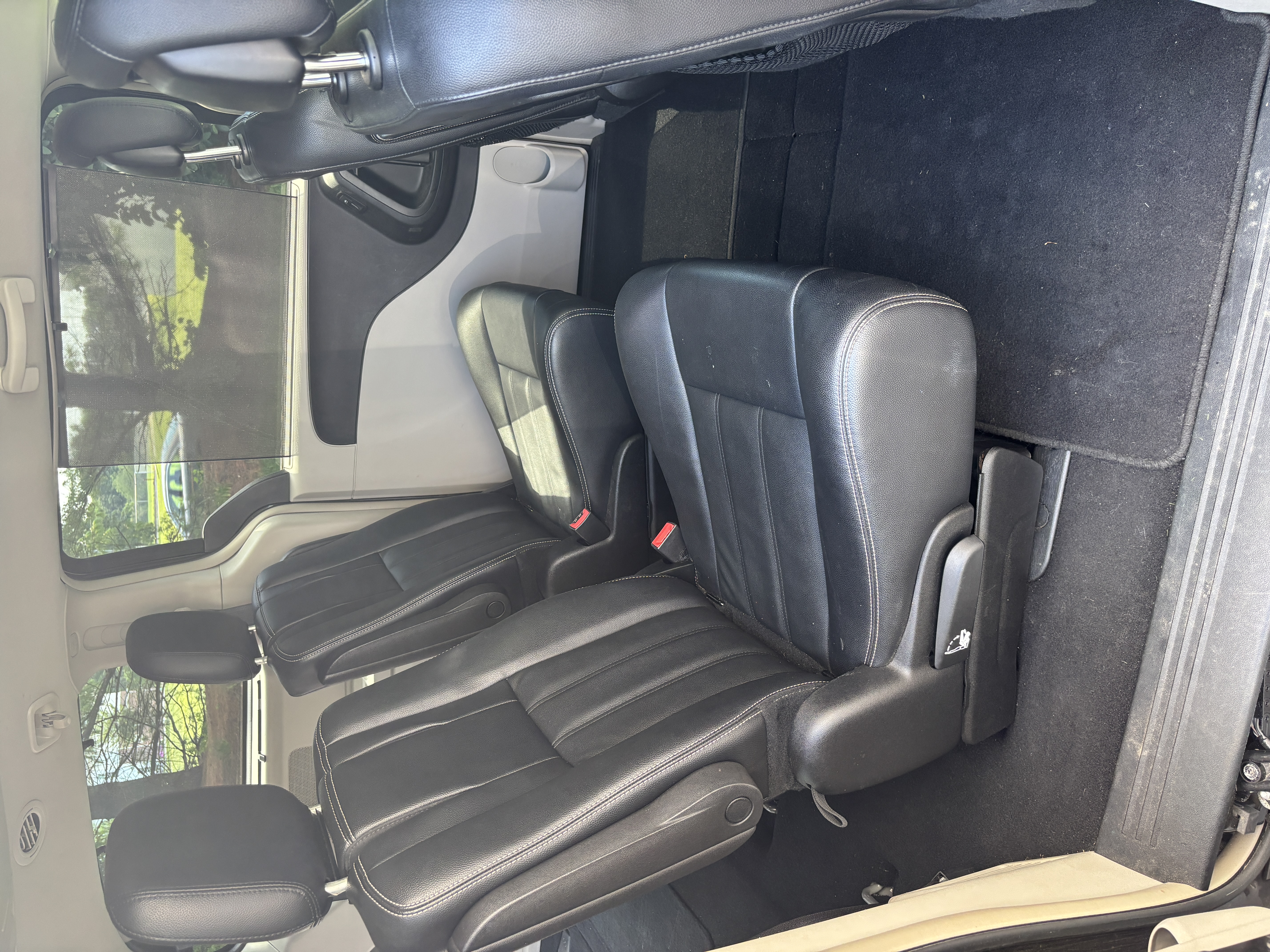 Used 2015 Chrysler Town & Country Touring FWD image 12