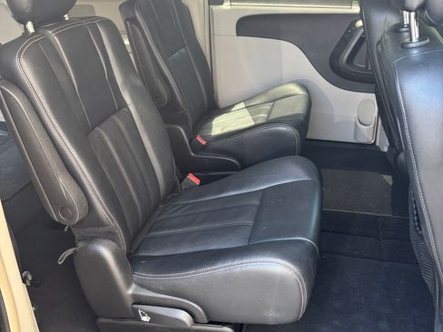 Used 2015 Chrysler Town & Country Touring FWD image 12
