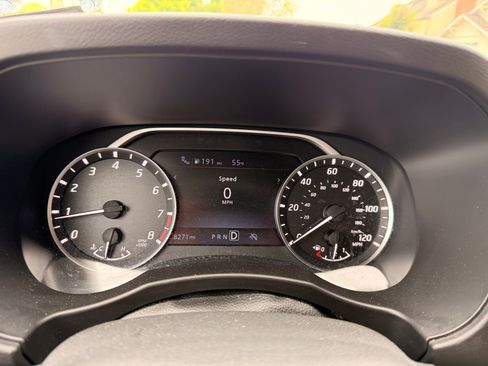 Used 2025 Nissan Frontier SV RWD image 2