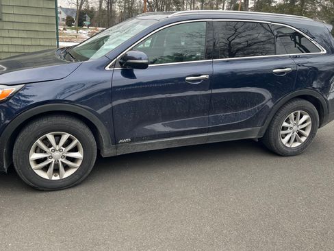 Used 2017 Kia Sorento LX image 4