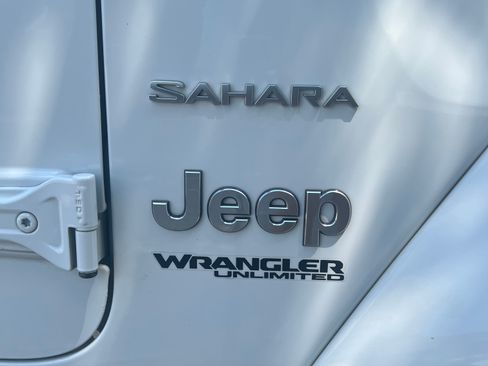 Used 2018 Jeep Wrangler Unlimited Sahara AWD/4WD image 18