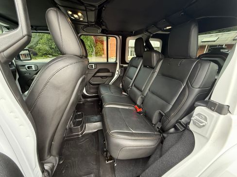 Used 2022 Jeep Wrangler Unlimited Rubicon w/ Xtreme Recon 35" Tire Package AWD/4WD image 12