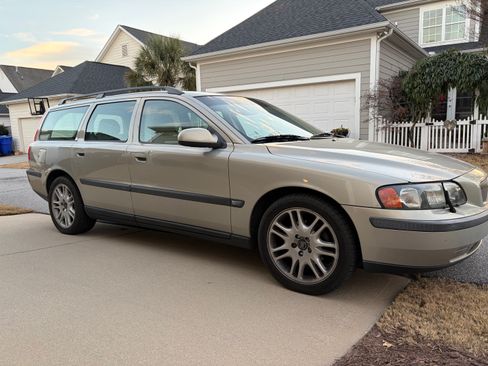 Used 2003 Volvo V70 2.4T image 2