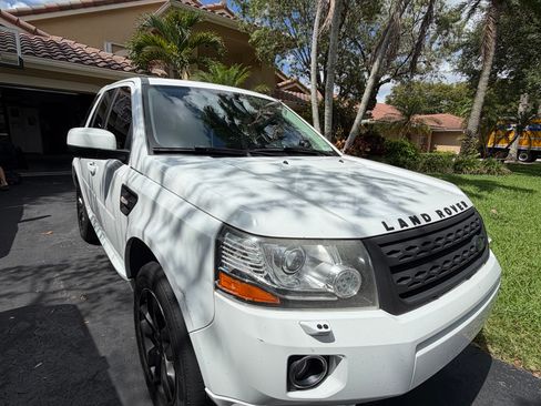 Used 2014 Land Rover LR2 HSE AWD/4WD image 1