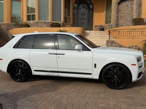 Used 2022 Rolls-Royce Cullinan Black Badge w/ Dark Exterior Package AWD/4WD image 2