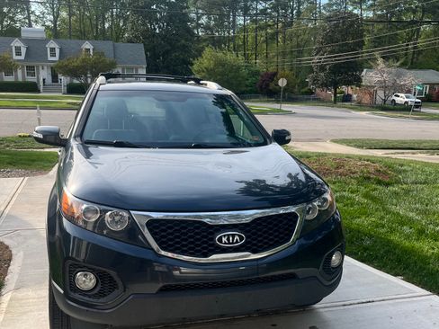 Used 2012 Kia Sorento LX w/ Convenience Pkg image 2