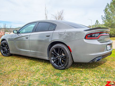 Used 2017 Dodge Charger SE w/ Blacktop Package RWD image 6